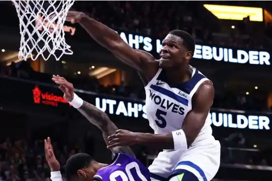 NBAのアンソニー・エドワーズがダンクしている