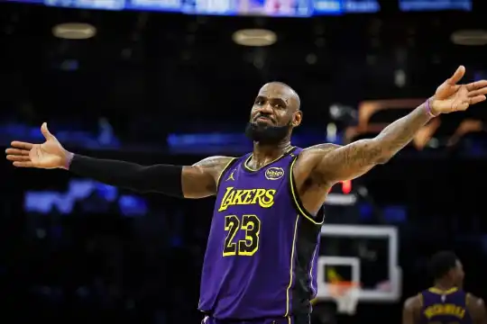 レブロン・ジェームズ、NBA歴代最長の23シーズン目へ！ レイカーズで現役続行を正式決定