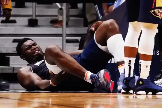 Zion Williamsonが痛みに顔を歪める瞬間。